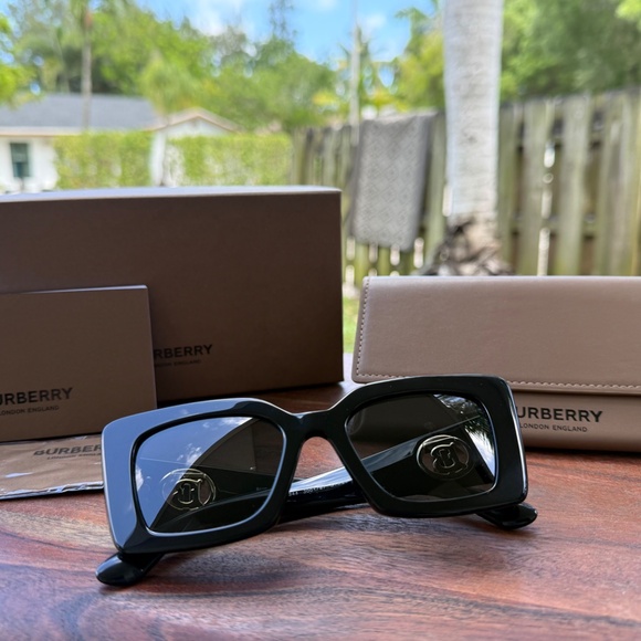 Burberry Sunglasses- brand new with packaging - Picture 2 of 6